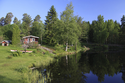 schwedische Hütte am See mit Kajak