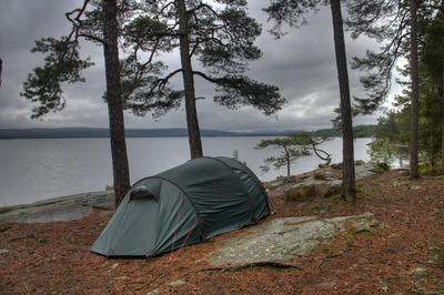 Insel-Camp auf schwedischem See