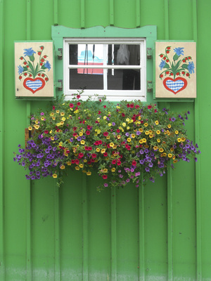 Bayerisches Bauernfenster mit bunten Blumen