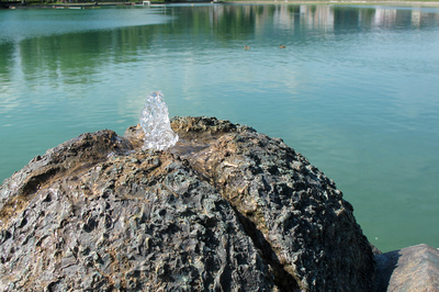 Origineller Brunnen am See