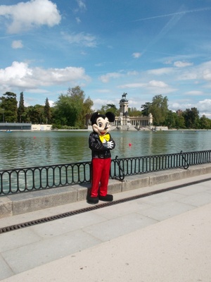 Mickie Maus Darsteller am See in Madrid