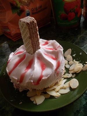 Erdbeer-Vanille-Eis mit Mandelsplittern und Neapolitaner