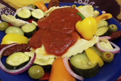 Riesen-Maultaschen mit Antipasti, Gemüse und Tomatensauce