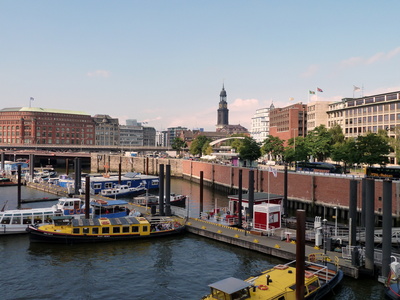 Hafen mit Blick auf den Michel