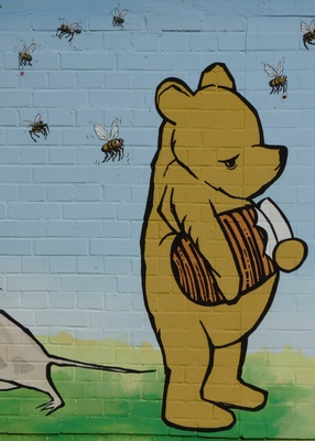 Bär und Bienen