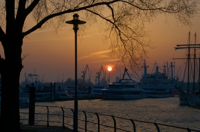 Sonnenuntergang Hamburger Hafen-Baumwall