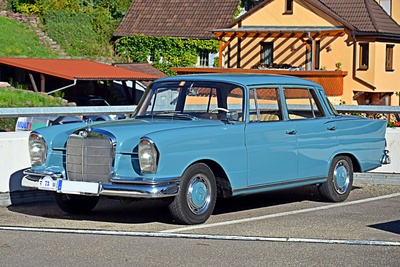 Mercedes in Blau