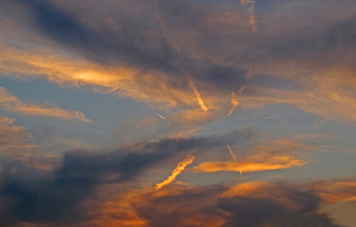 Viel Verkehr am Abendhimmel