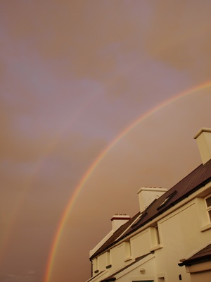 Regenbogen über Haus