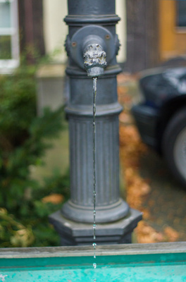 Brunnen aus dem gerades Wasser kommt!