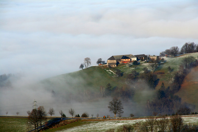 Bauernhof am Nebelmeer