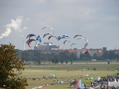 Kiten auf dem Tempelhofer Feld in Berlin