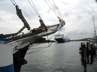 Travemünde Fähre begegnet Segelschiff