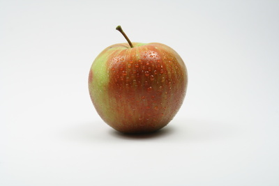 Bio Apfel mit Wassertropfen