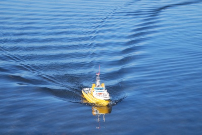 gelbes Boot auf blauem Meer