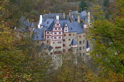 Burg Eltz herbstlich eingerahmt