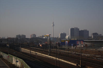 Blick von S-Bahnhof Warschauer Str. nach Alexanderplatz