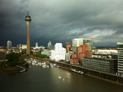 Abendstimmung im Düsseldorfer Medienhafen