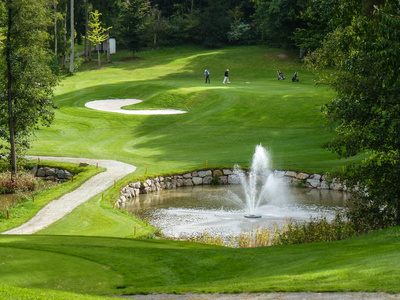 Golfplatz Par 3 mit Wasserhindernis