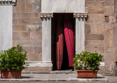 Der Geist weht, wo er will - Kirchenportal in Lucca