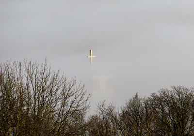 Kirchenkreuz im Nebel