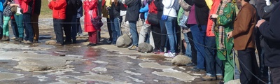 Menschenmassen bei einem Geyser in Island