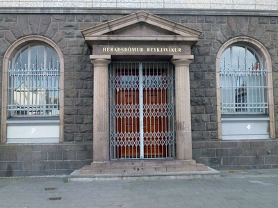 Eingang zum Rathaus in Reykjavik