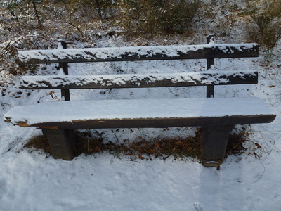 Holzbank im Schnee