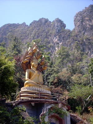 Statue im Dschungel