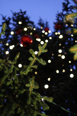 Weihnachtsbaum mit Kugel und Lichtpunkten