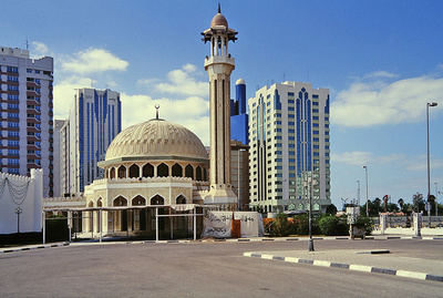 Moschee zwischen Hochhäusern