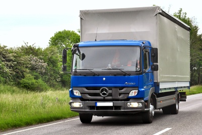 Lastwagen nauf der Strasse Lastwagen nauf der Strasse