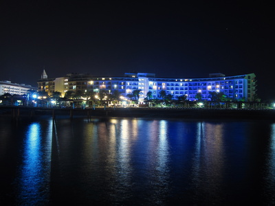 Großes Hotel am Meer bei Nacht