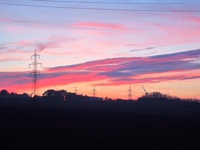 Sonnenuntergang mit Stromleitung