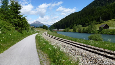 Mur-Radweg neben Eisenbahnschienen und Fluss