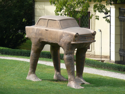 Trabi-Skulptur vor Deutscher Botschaft in Prag