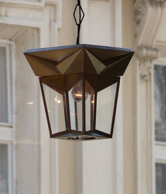 Kubismus-Lampe im Cafe in Prag