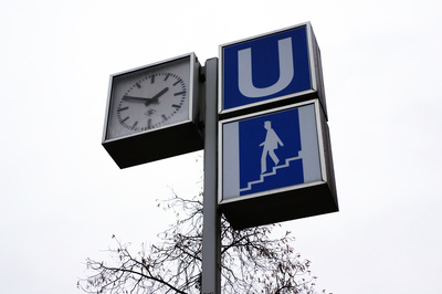 U-Bahn Schild und Uhr
