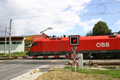ÖBB-Lokomotive am Bahnübergang