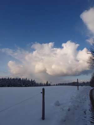 Schnee und Wolken