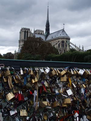 Liebesschlösser auf der Pont du Carrousel in Paris