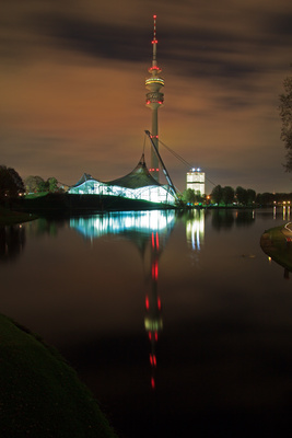 Der Olympiaturm bei Nacht