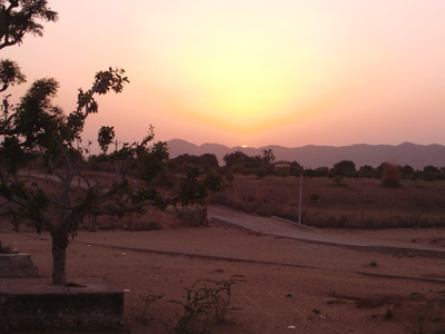 Roter Sonnenuntergang in der Wüste