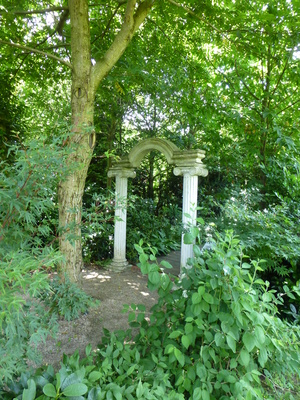 Säulentor im Garten
