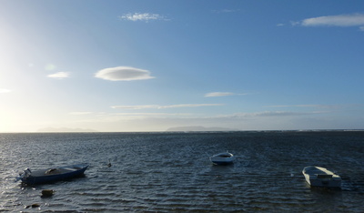 Drei Boote und ein Ufo