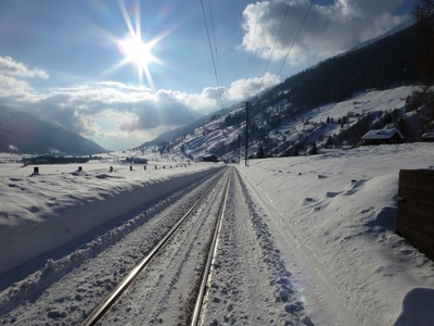Schienen der Matterhorn-Gotthard-Bahn im Winter