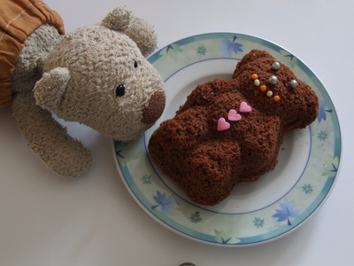 Kleiner Bär freut sich auf Schokoladenbär