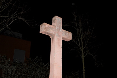Helles Kreuz in der Nacht