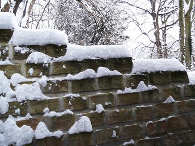 Schneebedeckte Mauer