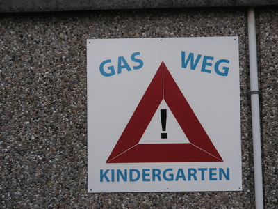 Schild: Achtung Gas weg Kindergarten